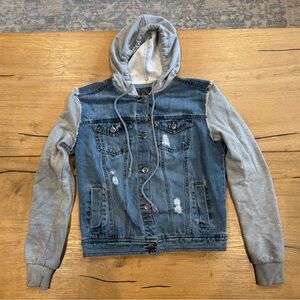 **Women’s Rue 21 Denim Hooded Jacket – Size Medium – Great Used Condition**